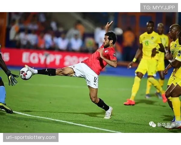 特写:前巴黎队长马尔基尼奥斯现场观战,引发球迷热烈欢迎